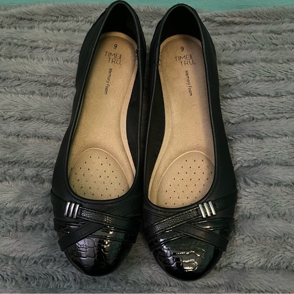 Women’s NWOT shoes - Picture 3 of 5